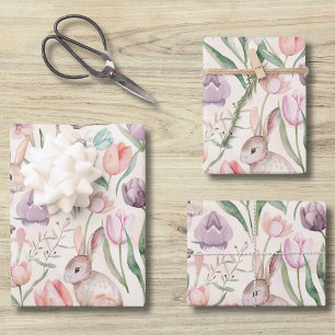 Knuffelgrijze konijn met kleurrijke tulpen inpakpapier vel