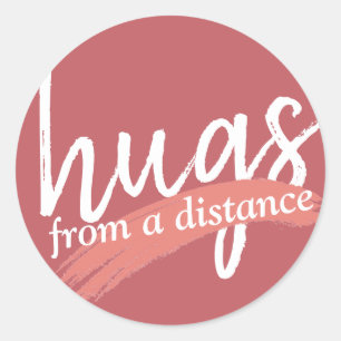 knuffels van een afstand tot een roze mantel ronde sticker