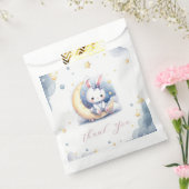 knuffig konijn zittend op de maan bedankzakje (Gezegeld)