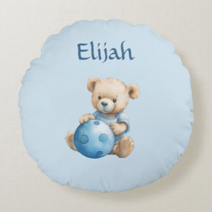 Knuffige teddybeer met blauwe bal rond kussen