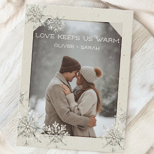 Knusse Sneeuwvlok Liefde houdt ons warm koppel fot Feestdagenkaart