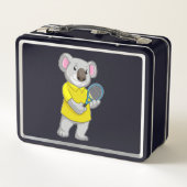 Koala in Tennis met Tennis racket (Achterkant)