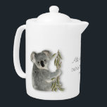 Koala mignon personnalisé<br><div class="desc">Personnalisez cette théière avec votre propre texte ! Ce koala pelucheux mignon adorable a son propre approvisionnement en feuille d'eucalyptus ainsi il a refroidi et heureux de vous garder société toute la journée tandis que vous vous fixez pour avoir un brew. Un bonbon a numériquement peint la conception pour éclairer...</div>