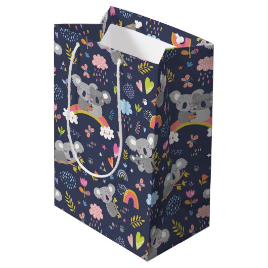 Koala Rainbow Love Pattern Medium Cadeauzakje (Achterkant Gekanteld)