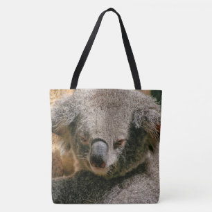 Koala Rustend Tegen Boomstam Tote Bag