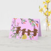 Koala serre la carte de la fête des mères (Fleur jaune)