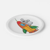 Koala slapen op kleurrijke raket papieren bordje (Gekanteld)