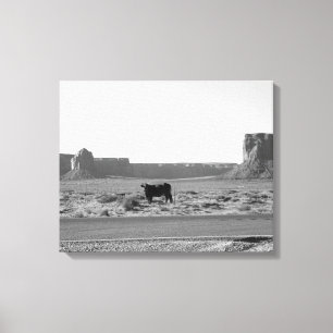 Koe aan de zijkant van het wegmonument 16x20 canvas afdruk