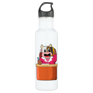 Koe als secretaris met tabel waterfles 