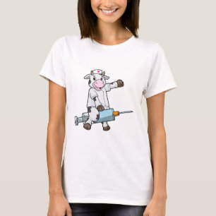Koe als verpleegster met hart en spuit t-shirt