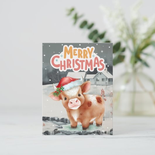 Koe draagt kerstmuts op winternacht uitzicht feestdagenkaart (Staand voorkant)