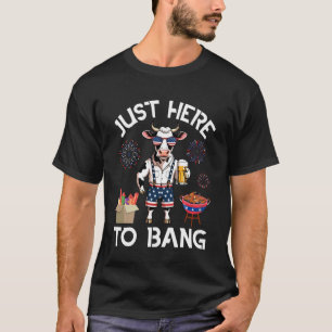 Koe Drinkt Bier BBQ Vuurwerk Alleen Hier Om Te Ont T-shirt