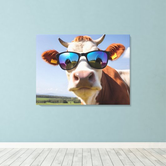 Koe met zonnebril canvas afdruk (Insitu (Houten vloer))