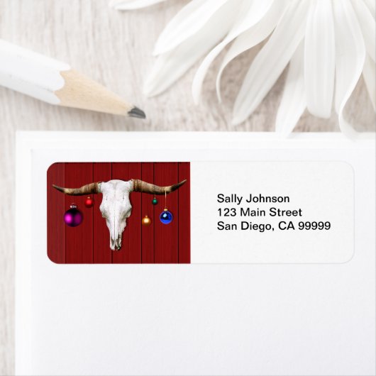 Koe schedel met kerstversiering op de rode muur etiket (Insitu)