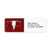 Koe schedel met kerstversiering op de rode muur etiket (Voorkant)