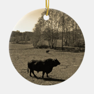 Koe, zwarte stier. Sepia Tone Foto Keramisch Ornament