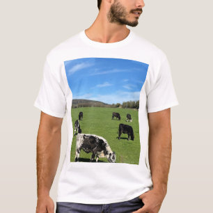 Koeien die grazen in een groen veld t-shirt