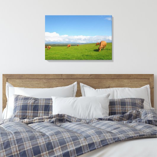 Koeien grazen in een weide in Ierland canvas print (Insitu (Slaapkamer))