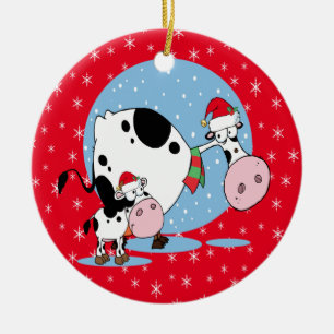 Koeien met kerstmis in het land met kerstmantels keramisch ornament