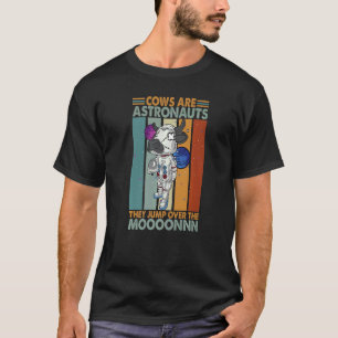 Koeien zijn astronauten die over de maan springen t-shirt