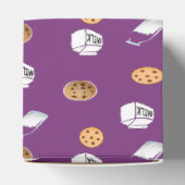 Koekjes en melk op paarse bedankdoosjes (Bovenkant)