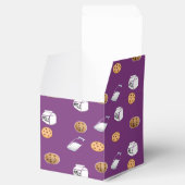 Koekjes en melk op paarse bedankdoosjes (Geopend)