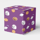 Koekjes en melk op paarse bedankdoosjes (Achterkant)