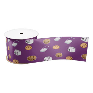 Koekjes en melk op paarse lint