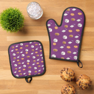 Koekjes en melk op paarse ovenwant & pannenlap set