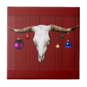 Koeksschedel met kerstversiering op rode schuur tegeltje (Voorkant)