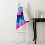 Koel Blauw Roze Chevron Print Medium Sherpa Deken (In situ)
