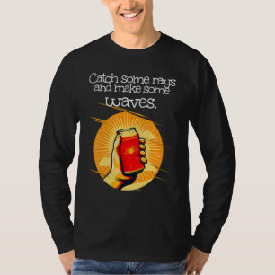 Koel blikje frisdrank om wat zon te pakken t-shirt