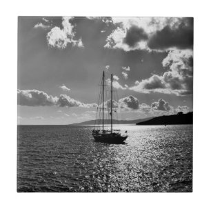 Koel de dramatische hemel over het jacht op zee tegeltje