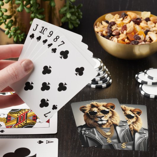 Koel dier met een leren jas en zonnebril pokerkaarten (Insitu)