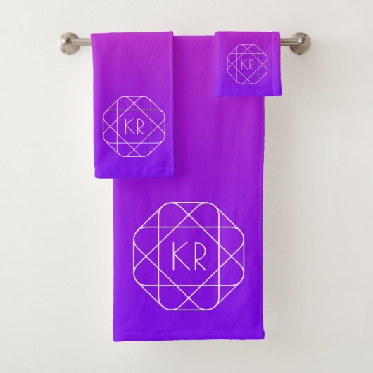 Koel Geometrisch Monogram | Magenta Paars Violet Bad Handdoek (Insitu)