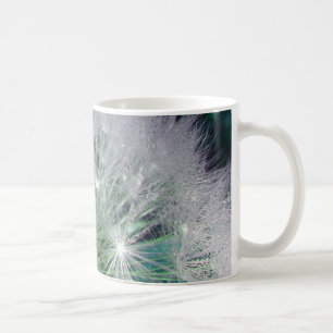 Koel groene en witte paardenbloem met waterdruppel koffiemok