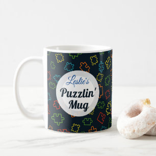 Koel het leuke kleurrijke patroon van puzzelstukje koffiemok