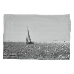 Koel moderne foto van zeilboot in de zomer kussensloop