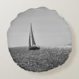 Koel moderne foto van zeilboot in de zomer rond kussen