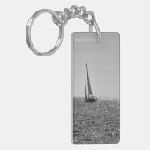 Koel moderne foto van zeilboot in de zomer sleutelhanger (Voorkant Links)