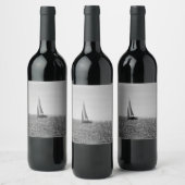 Koel moderne foto van zeilboot in de zomer wijn etiket (Flessen)