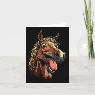 Koel paard toont tongpaarden rijden op paarden kaart