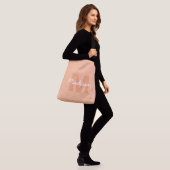 Koel pastelkleurig perzik kleur met aangepaste mon crossbody tas (Op model)