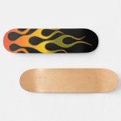 Koel rode gele vuurontvlammen op zwart skateboard (Horizontaal)