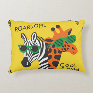 Koel zebra en giraffe met een gele bril accent kussen