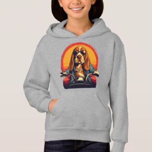 Koele basset hound biker in de zonsondergang