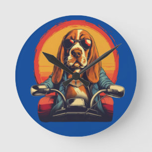Koele basset hound biker in de zonsondergang ronde klok