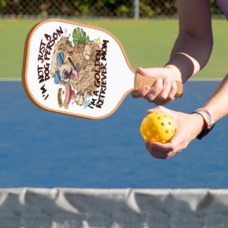 Koele hond met zonnebril nippen drink pickleball paddle