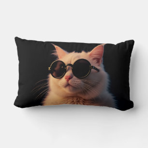 Koele katten gooien kussens
