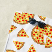 Koele leuke pizza en plakjes patroon op wit strandlaken (In situ)